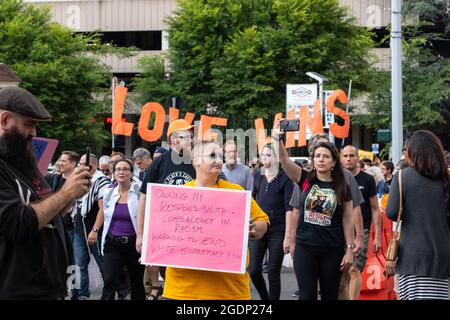 Die Demonstranten von BLM und Anti-Präsident Trump marschieren mit Bannern und Schildern in Seattle, USA Love Wins Stockfoto