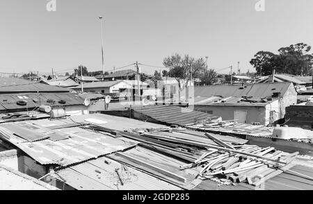 JOHANNESBURG, SÜDAFRIKA - 05. Jan 2021: Eine Aufnahme aus einem hohen Winkel von Dächern einkommensschwacher Häuser in Alexandra Township, Johannesburg, Südafrika Stockfoto