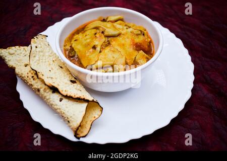 Papad KI sabji ein nordwestliches indisches Kochgericht aus rajasthani und gujarati Staat in indien. Traditionelle Beilage Curry serviert in Schüssel und pl Stockfoto