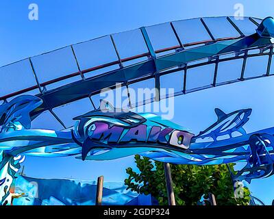 Orlando, FL USA - 25. Dezember 2019: Eine Illustration des Eingangs zum Mako Roller Coaster in SeaWorld Orlando Florida mit einem Haifischlogo und einem blauen Stockfoto