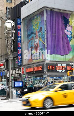 Die Kreuzung von 47th Street und Avenue of the Americas ist Teil des Diamond District, 2021, NYC, USA Stockfoto