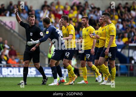 OXFORD, GROSSBRITANNIEN. 14. AUGUST Spieler von Oxford United remonstraten gegen den Schiedsrichter Thomas Bramall, nachdem er während des Spiels der Sky Bet League 1 zwischen Oxford United und Charlton Athletic am Samstag, dem 14. August 2021, im Kassam Stadium in Oxford eine Strafe verhängt hatte. (Kredit: Tom West | MI News) Kredit: MI Nachrichten & Sport /Alamy Live News Stockfoto