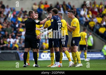 OXFORD, GROSSBRITANNIEN. 14. AUGUST Spieler von Oxford United remonstraten gegen den Schiedsrichter Thomas Bramall, nachdem er während des Spiels der Sky Bet League 1 zwischen Oxford United und Charlton Athletic am Samstag, dem 14. August 2021, im Kassam Stadium in Oxford eine Strafe verhängt hatte. (Kredit: Tom West | MI News) Kredit: MI Nachrichten & Sport /Alamy Live News Stockfoto