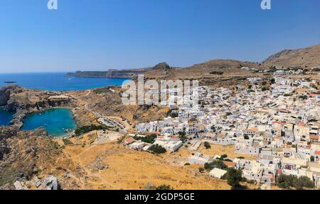 St. Paul's Bay mit Lindos Village von oben in Rhodos. Panoramablick auf Agios Pavlos, Ägäis, Stadt mit weißer Architektur, griechische Natur. Stockfoto