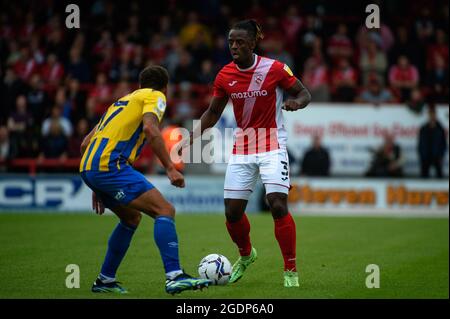 MORECAMBE, GROSSBRITANNIEN. 14. AUGUST Greg Leigh vom Morecambe FC versucht, Elliott Bennett vom Shrewsbury Town FC während des Spiels der Sky Bet League 1 zwischen Morecambe und Shrewsbury Town in der Globe Arena, Morecambe, am Samstag, den 14. August 2021 zu passieren. (Kredit: Ian Charles | MI News) Kredit: MI News & Sport /Alamy Live News Stockfoto