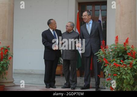 Der indische Außenminister Pranab Mukherjee (Mitte) mit seinen Amtskollegen aus China Li Zhaoxing und Russland Sergai Lawrow in Neu-Delhi, Indien. Foto Stockfoto