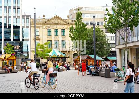 Schadowplatz im Zentrum von Düsseldorf, Deutschland, an einem Sommertag. Auf dem Platz befinden sich sowohl moderne als auch historische Gebäude. Stockfoto