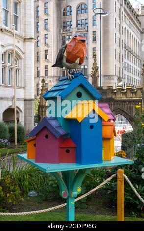 Und diese Vögel können Sing ist eine öffentliche Kunst in Our Lady und St. Nickolas Church Garden in Liverpool ausgestellt. Stockfoto