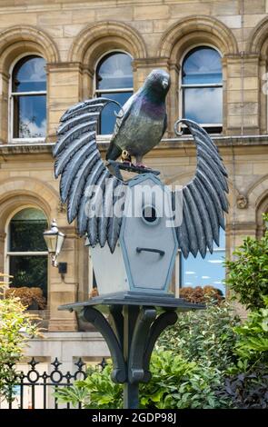 Und diese Vögel können Sing ist eine öffentliche Kunst in Our Lady und St. Nickolas Church Garden in Liverpool ausgestellt. Stockfoto