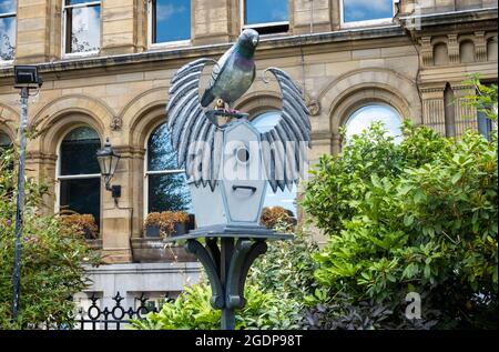 Und diese Vögel können Sing ist eine öffentliche Kunst in Our Lady und St. Nickolas Church Garden in Liverpool ausgestellt. Stockfoto