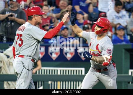 Kansas City, Usa. August 2021. Der linke Feldspieler Tyler O'Neill (27) der St. Louis Cardinals verbindet sich am Freitag, den 13. August 2021, mit einem Feld der Kansas City Royals für einen Heimlauf im vierten Inning im Kauffman Stadium in Kansas City, Missouri. Foto von Kyle Rivas/UPI Credit: UPI/Alamy Live News Stockfoto