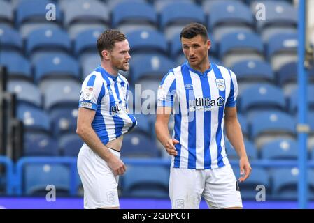 Huddersfield, Großbritannien. August 2021. Matty Pearson #4 von Huddersfield Town und Oliver Turton #20 von Huddersfield Town plaudern vor dem Start der 2. Halbzeit in Huddersfield, Großbritannien, am 8/14/2021. (Foto von Richard Long/News Images/Sipa USA) Quelle: SIPA USA/Alamy Live News Stockfoto