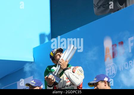 08/14/2021, Berlin, Deutschland, Lucas Di Grassi bei der Preisverleihung. Lucas Di Grassi vom Team Audi Sport Abt Schaeffler gewinnt den 14. Lauf beim BMW i Berlin E-Prix 2021 präsentiert von CBMM Niobium. Edoardo Mortara (SUI) vom Team ROKIT Venturi Racing gewinnt den zweiten Platz und Mitch Evans (NZL) vom Team Jaguar Racing den dritten Platz. Die Formel E wird am 14. Und 15. August zum siebten Mal in einem Doppelrennen in Berlin sein. Stockfoto