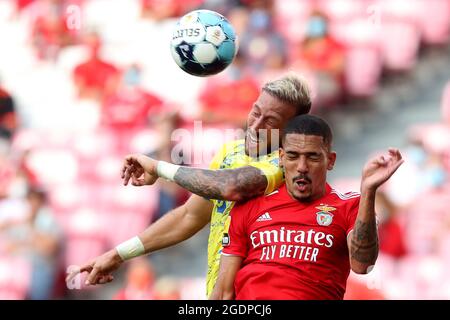 Lissabon, Portugal. August 2021. Sema Velazquez vom FC Arouca (L) steht mit Gilberto von SL Benfica während des Fußballspiels der Portugiesischen Liga zwischen SL Benfica und FC Arouca am 14. August 2021 im Luz-Stadion in Lissabon, Portugal, im Spiel. (Bild: © Pedro Fiuza/ZUMA Press Wire) Stockfoto