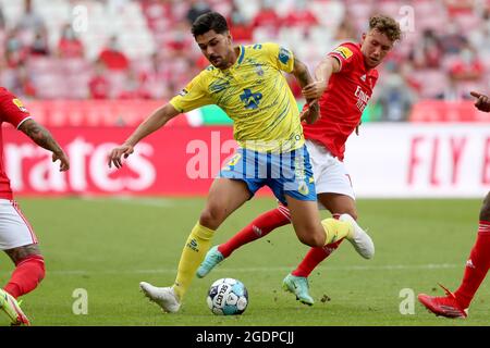 Lissabon, Portugal. August 2021. Joao Basso vom FC Arouca (L) lebt mit Luca Waldschmidt von SL Benfica während des Fußballspiels der Portugiesischen Liga zwischen SL Benfica und FC Arouca am 14. August 2021 im Luz-Stadion in Lissabon, Portugal. (Bild: © Pedro Fiuza/ZUMA Press Wire) Stockfoto