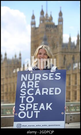 London, Großbritannien. Mai 2021. Jenna Platt vor dem Palast von Westminster gesehen Jenna ist derzeit in einem Sandwich-Brett durch Großbritannien unterwegs, das die Debatte anregt, und besucht alle 69 Städte, um zu zeigen, wie Covid Care Krankenschwestern unglücklich und zu ängstlich gemacht hat, um die Politik aus Angst vor dem Verlust ihres Arbeitsplatzes in Frage zu stellen. Einige Gesundheitshelfer haben von Mobbing, Nötigung und Verdrängung gesprochen. Viele haben das Gefühl, dass sie, wenn sie Fragen stellen, als Teil des Problems angesehen werden. Jenna überreichte dem Nursing Midwifery Council in London ein Beschwerdebrief, bevor sie sich auf ihre Stadtrundfahrt begab, fragen Sie Stockfoto