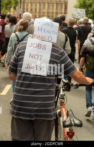 London, Großbritannien. August 2021. Demonstranten marschieren in Westminster während einer Demonstration gegen die kovidischen Impfungen für Kinder und kovidierten Pässe.die Zahlen waren nicht annähernd so hoch wie erwartet und sie verließen ihre ursprüngliche Route um die Londoner City, die am Wochenende meist leer ist, und scheinen ziellos herum zu wandern, um zu stören Verkehr. Kredit: SOPA Images Limited/Alamy Live Nachrichten Stockfoto