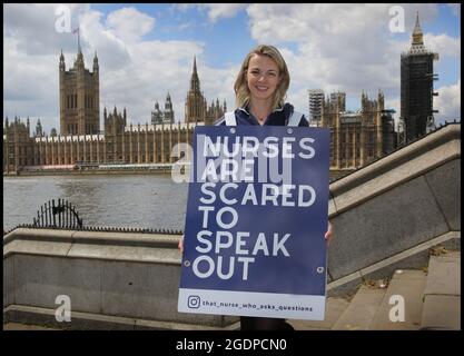 London, Großbritannien. Mai 2021. Jenna Platt vor dem Palast von Westminster gesehen Jenna ist derzeit in einem Sandwich-Brett durch Großbritannien unterwegs, das die Debatte anregt, und besucht alle 69 Städte, um zu zeigen, wie Covid Care Krankenschwestern unglücklich und zu ängstlich gemacht hat, um die Politik aus Angst vor dem Verlust ihres Arbeitsplatzes in Frage zu stellen. Einige Gesundheitshelfer haben von Mobbing, Nötigung und Verdrängung gesprochen. Viele haben das Gefühl, dass sie, wenn sie Fragen stellen, als Teil des Problems angesehen werden. Jenna überreichte dem Nursing Midwifery Council in London ein Beschwerdebrief, bevor sie sich auf ihre Stadtrundfahrt begab, fragen Sie Stockfoto