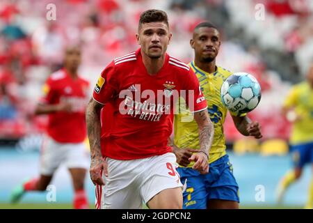 Lissabon, Portugal. August 2021. Morato von SL Benfica (L) steht mit Andre Silva vom FC Arouca während des Fußballspiels der Portugiesischen Liga zwischen SL Benfica und dem FC Arouca am 14. August 2021 im Luz-Stadion in Lissabon, Portugal, auf dem Spiel. (Bild: © Pedro Fiuza/ZUMA Press Wire) Stockfoto