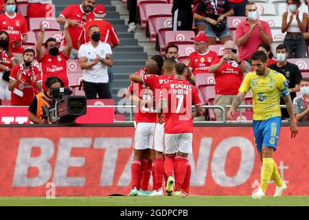 Lissabon, Portugal. August 2021. Luca Waldschmidt von SL Benfica feiert mit seinen Teamkollegen nach dem Treffer beim Fußballspiel der Portugiesischen Liga zwischen SL Benfica und FC Arouca am 14. August 2021 im Luz-Stadion in Lissabon, Portugal. (Bild: © Pedro Fiuza/ZUMA Press Wire) Stockfoto