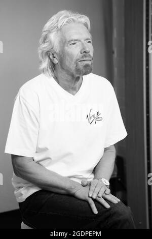 JOHANNESBURG, SÜDAFRIKA - 06. Jan 2021: Eine vertikale Aufnahme von Ricard Branson hinter den Kulissen im Interview auf einer Green-Screen Video-tv-Aufzeichnung Stockfoto