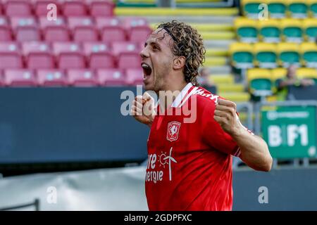 SITTARD, NIEDERLANDE - 14. AUGUST: Giovanni Troupee vom FC Twente feiert das Tor beim Spiel der niederländischen Eredivisie zwischen Fortuna Sittard und FC Twente am 14. August 2021 im Fortuna Sittard Stadion in Sittard, Niederlande (Foto: Marcel Bonte/Orange Picles) Stockfoto