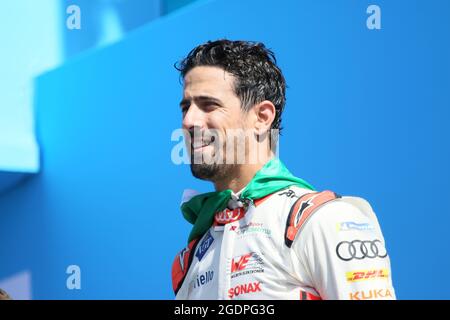 08/14/2021, Berlin, Deutschland, Lucas Di Grassi bei der Preisverleihung. Lucas Di Grassi vom Team Audi Sport Abt Schaeffler gewinnt den 14. Lauf beim BMW i Berlin E-Prix 2021 präsentiert von CBMM Niobium. Edoardo Mortara (SUI) vom Team ROKIT Venturi Racing gewinnt den zweiten Platz und Mitch Evans (NZL) vom Team Jaguar Racing den dritten Platz. Die Formel E wird am 14. Und 15. August zum siebten Mal in einem Doppelrennen in Berlin sein. Stockfoto