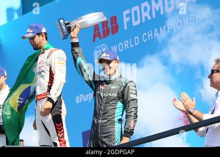 08/14/2021, Berlin, Deutschland, Lucas Di Grassi (BRA) und Mitch Evans (NZL) bei der Preisverleihung. Lucas Di Grassi vom Team Audi Sport Abt Schaeffler gewinnt den 14. Lauf beim BMW i Berlin E-Prix 2021 präsentiert von CBMM Niobium. Edoardo Mortara (SUI) vom Team ROKIT Venturi Racing gewinnt den zweiten Platz und Mitch Evans (NZL) vom Team Jaguar Racing den dritten Platz. Die Formel E wird am 14. Und 15. August zum siebten Mal in einem Doppelrennen in Berlin sein. Stockfoto