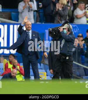 Goodison Park, Liverpool, Großbritannien. August 2021. Premier League Football, Everton gegen Southampton; Everton-Manager Rafael Benitez würdigt die Menge Credit: Action Plus Sports/Alamy Live News Stockfoto