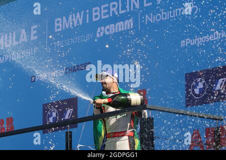 08/14/2021, Berlin, Deutschland, Lucas Di Grassi bei der Preisverleihung. Lucas Di Grassi vom Team Audi Sport Abt Schaeffler gewinnt den 14. Lauf beim BMW i Berlin E-Prix 2021 präsentiert von CBMM Niobium. Edoardo Mortara (SUI) vom Team ROKIT Venturi Racing gewinnt den zweiten Platz und Mitch Evans (NZL) vom Team Jaguar Racing den dritten Platz. Die Formel E wird am 14. Und 15. August zum siebten Mal in einem Doppelrennen in Berlin sein. Stockfoto