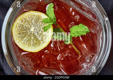 Mocktail - Erdbeersode mit Zitronenscheibe und Minzblatt. Stockfoto