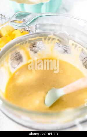 Zitronenkuchen in einer Glasschüssel. Stockfoto