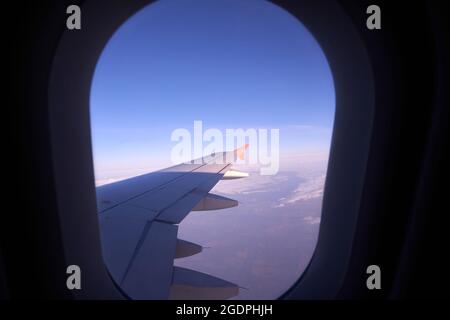 Wunderschöne Aussicht vom Flugzeugfenster. Stockfoto