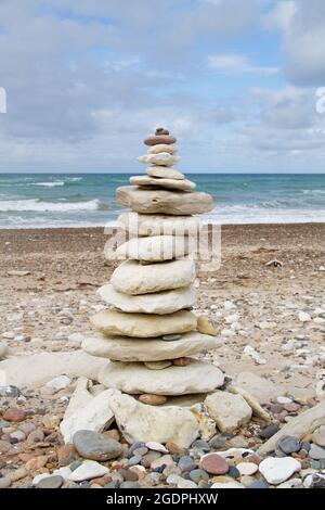 Steinturm aus Kalkstein am Strand Stockfoto