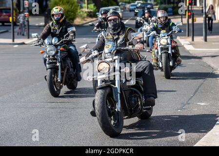 Die Motorradfahrer des Screaming Demons Motorradclubs kommen in Southend on Sea, Essex, Großbritannien, an. Motorradfahrer in stereotypen schwarzen Leder und Denim Stockfoto