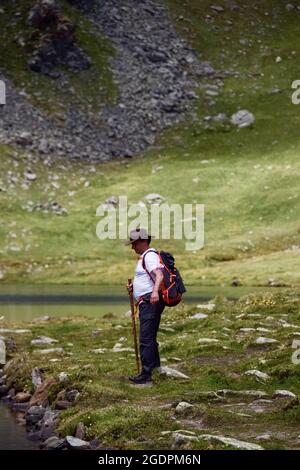 CERESOLE, ITALIEN - 05. Aug 2021: Eine vertikale Aufnahme eines Wanderers im Nationalpark Gran Paradiso in den Alpen, Italien Stockfoto