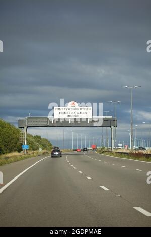 Das Schild der Prince of Wales Bridge ist auf der M4 Seven angebracht. Stockfoto