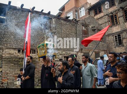 Srinagar, Indien. August 2021. Schiitische Muslime aus Kaschmir nehmen an einer muharram-Prozession in Srinagar Teil. Muharram ist der erste Monat des Islam. Es ist einer der heiligsten Monate im islamischen Kalender. Schiitische Muslime gedenken Muharram als einen Monat der Trauer zum Gedenken an das Martyrium des Enkels des islamischen Propheten Muhammad Imam Hussain, der 680 n. Chr. in der Schlacht von Karbala an Aschura (10. Tag von Muharram) getötet wurde. Quelle: SOPA Images Limited/Alamy Live News Stockfoto