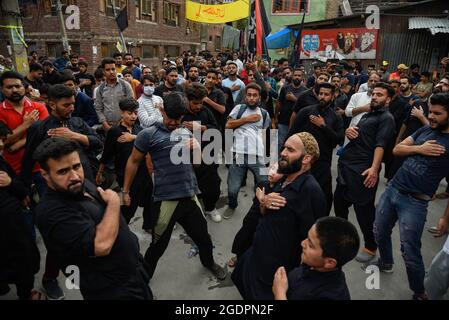 Srinagar, Indien. August 2021. Schiitische Muslime aus Kaschmir schlugen ihre Brust, als sie während einer muharram-Prozession in Srinagar trauerten. Muharram ist der erste Monat des Islam. Es ist einer der heiligsten Monate im islamischen Kalender. Schiitische Muslime gedenken Muharram als einen Monat der Trauer zum Gedenken an das Martyrium des Enkels des islamischen Propheten Muhammad Imam Hussain, der 680 n. Chr. in der Schlacht von Karbala an Aschura (10. Tag von Muharram) getötet wurde. Quelle: SOPA Images Limited/Alamy Live News Stockfoto