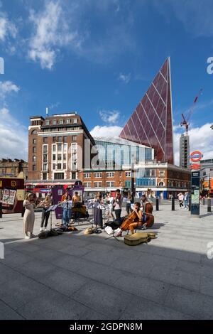 Jugendorchester vor dem Bahnhof Victoria Stockfoto