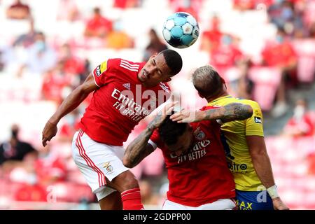 Lissabon, Portugal. August 2021. Gilberto von SL Benfica (L) steht mit Sema Velazquez vom FC Arouca (R) während des Fußballspiels der Portugiesischen Liga zwischen SL Benfica und FC Arouca am 14. August 2021 im Luz-Stadion in Lissabon, Portugal, auf. (Bild: © Pedro Fiuza/ZUMA Press Wire) Stockfoto