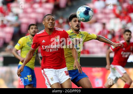 Lissabon, Portugal. August 2021. Carlos Vinicius von SL Benfica (L) lebt mit Joao Basso vom FC Arouca während des Fußballspiels der Portugiesischen Liga zwischen SL Benfica und FC Arouca am 14. August 2021 im Luz-Stadion in Lissabon, Portugal. (Bild: © Pedro Fiuza/ZUMA Press Wire) Stockfoto