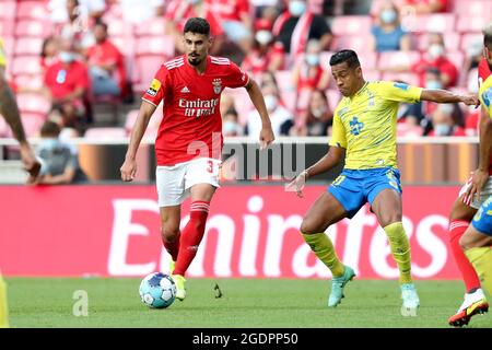 Lissabon, Portugal. August 2021. Gil Dias von SL Benfica (L) in Aktion während des Fußballspiels der Portugiesischen Liga zwischen SL Benfica und FC Arouca am 14. August 2021 im Luz-Stadion in Lissabon, Portugal. (Bild: © Pedro Fiuza/ZUMA Press Wire) Stockfoto