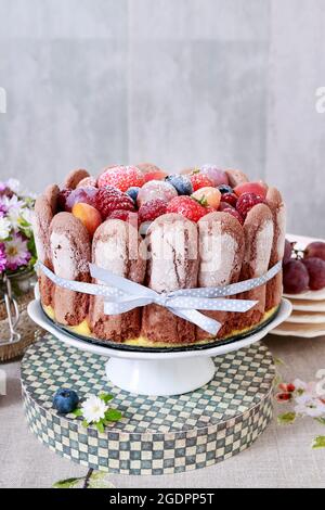 Französischer charlotte Kuchen mit Sommerfrüchten. Party-Dessert Stockfoto