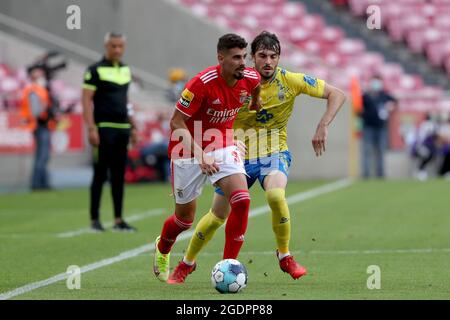 Lissabon, Portugal. August 2021. Gil Dias von SL Benfica (L) steht am 14. August 2021 beim Fußballspiel der Portugiesischen Liga zwischen SL Benfica und FC Arouca im Luz-Stadion in Lissabon, Portugal, mit Eugeni Valderrama vom FC Arouca zusammen. (Bild: © Pedro Fiuza/ZUMA Press Wire) Stockfoto