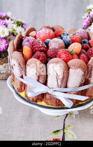 Französischer charlotte Kuchen mit Sommerfrüchten. Party-Dessert Stockfoto