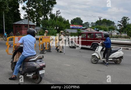 Srinagar, Indien. August 2021. Regierungstruppen halten ein Fahrzeug vor dem indischen Unabhängigkeitstag in Srinagar an einem Sicherheitskontrollpunkt an. Da Indien am 15. August 2021 seinen 75. Unabhängigkeitstag feiert, wurde die Sicherheit in Kaschmir verschärft, da die Streitkräfte auf „technische Überwachung“, einschließlich des Einsatzes von Drohnen zur Überwachung der Situation, zurückgriff. Kredit: SOPA Images Limited/Alamy Live Nachrichten Stockfoto