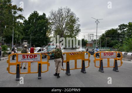 Srinagar, Indien. August 2021. Regierungstruppen halten Fahrzeuge vor dem indischen Unabhängigkeitstag in Srinagar an einem Sicherheitskontrollpunkt an. Da Indien am 15. August 2021 seinen 75. Unabhängigkeitstag feiert, wurde die Sicherheit in Kaschmir verschärft, da die Streitkräfte auf „technische Überwachung“, einschließlich des Einsatzes von Drohnen zur Überwachung der Situation, zurückgriff. Kredit: SOPA Images Limited/Alamy Live Nachrichten Stockfoto