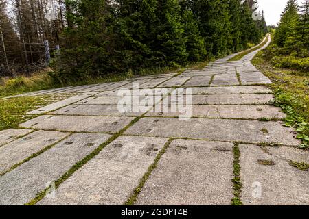 Patrouillenstraße auf den ehemaligen Eisernen Vorhangbarrieren der innerdeutschen Grenze, Braunlage, Deutschland Stockfoto