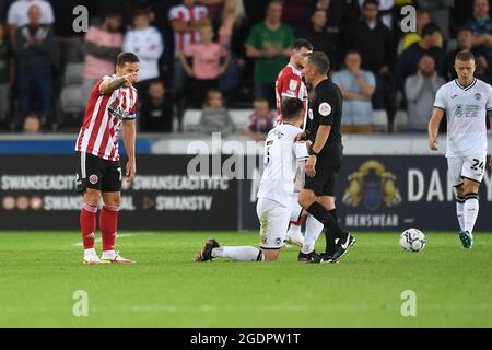 SWANSEA, GROSSBRITANNIEN. 14. AUGUST Billy Sharp von Sheffield United bestreitet die Entscheidung des Schiedsrichters während des Sky Bet Championship-Spiels zwischen Swansea City und Sheffield United im Liberty Stadium, Swansea am Samstag, dem 14. August 2021. (Kredit: Jeff Thomas | MI Nachrichten) Kredit: MI Nachrichten & Sport /Alamy Live Nachrichten Stockfoto